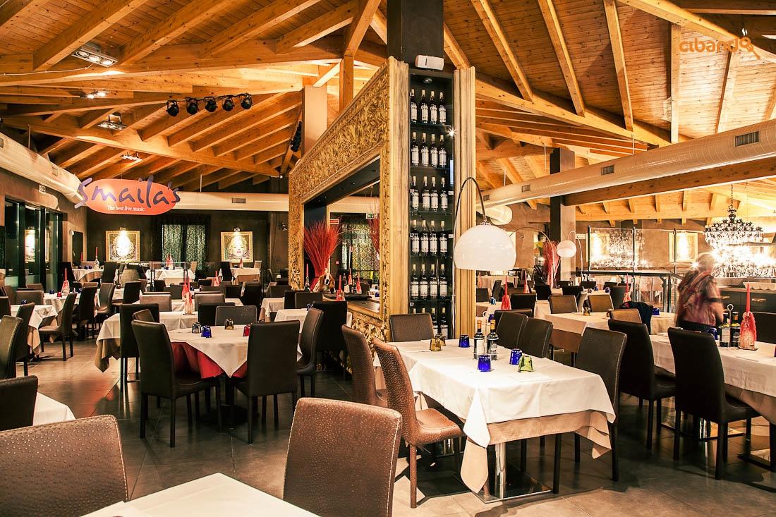 Sala ristorante elegante con luci soffuse
